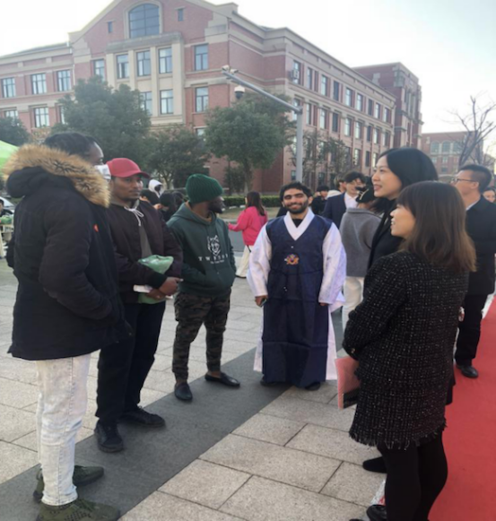 图4：冯丽伟与留学生交谈.png