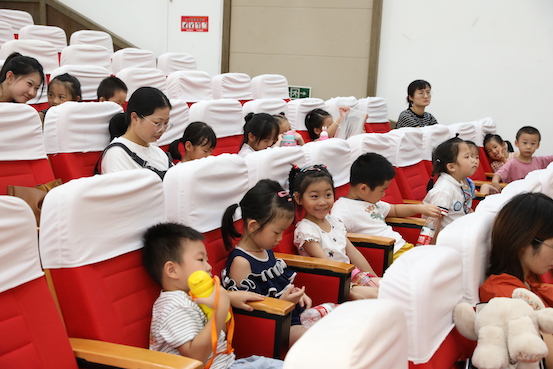 开幕式-小孩.JPG