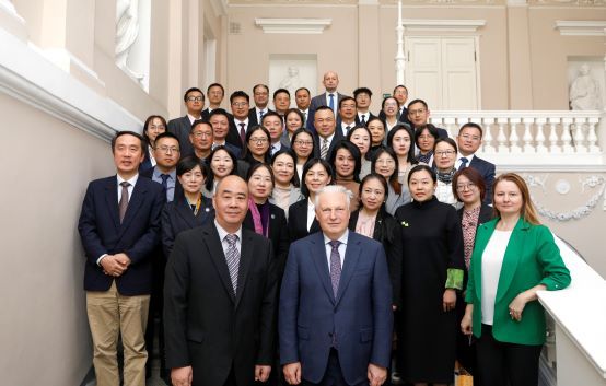 1730958152916396.jpg 合影-圣彼得堡国立经济大学.jpg