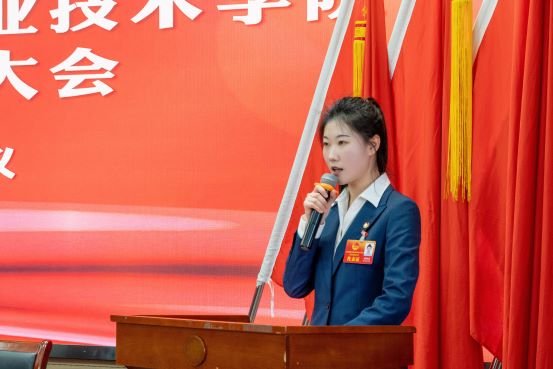 郭钊洁作报告.jpg