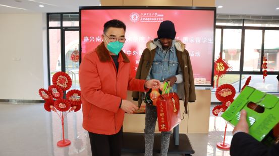 图3 校领导为留学生送上春节慰问礼物.JPG