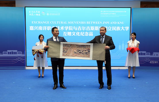 图8：互赠礼品.JPG