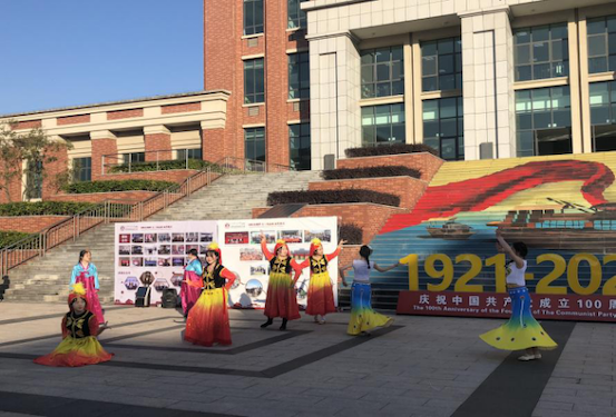 图2：中外文化活动交流现场.png