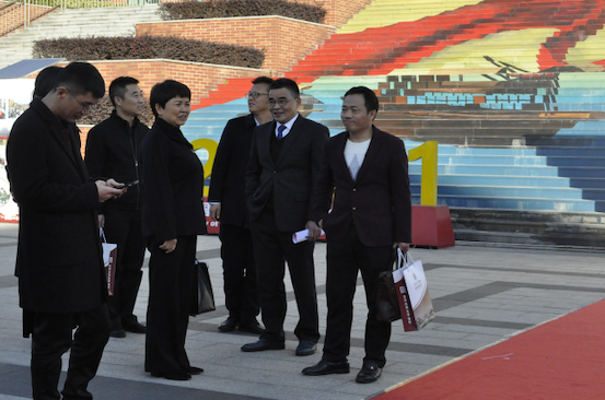 图1：嘉兴市外办、教育局等领导对活动进行现场指导.png