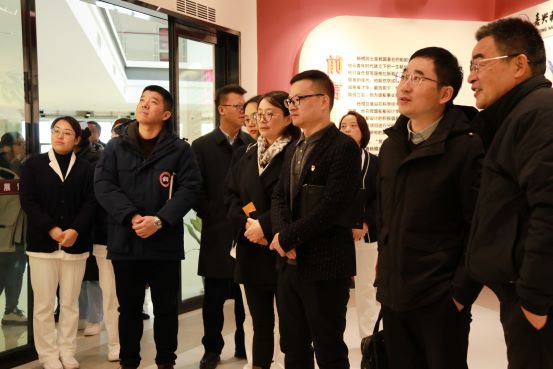 1703213047594698.jpg 图9:参观杨楢院士展馆11.jpg
